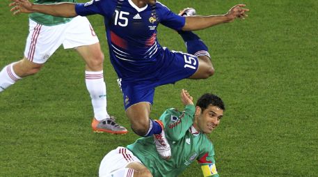 Rafael Márquez 'barre' sobre Florent Malouda, quien dramáticamente cae al cesped. REUTERS  /