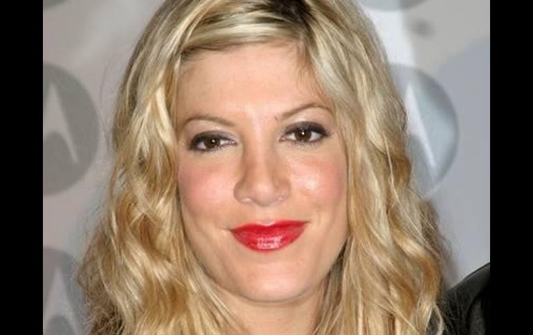 Según Tori Spelling, la fallecida Farah Fawcett le habla desde la muerte para que le de mensajes a su familia. ESPECIAL  /