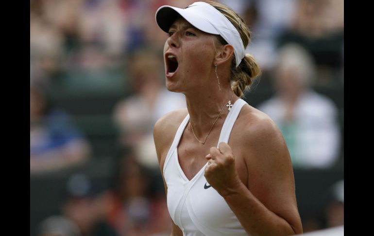 La rusa María Sharapova descarga en un grito toda la tensión y adrenalina hoy contra Barbora Zahlavova. EFE  /