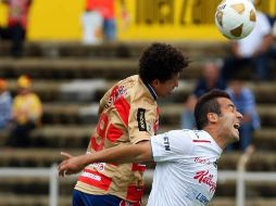 Foto de acción de Joaquín Beltrán (der.) durante el duelo ante el Morelia. MEXSPORT  /