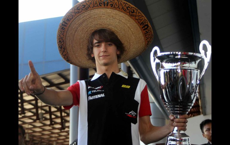 El piloto regiomontano a su llegada al aeropuerto de Monterrey, con el trofeo de campeón de la GP3 Series. MEXSPORT  /