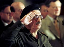 En la foto que data el 2 de diciembre de 1998, saluda al entonarse el himno nacional iraquí. AP  /