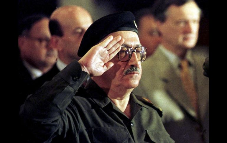 En la foto que data el 2 de diciembre de 1998, saluda al entonarse el himno nacional iraquí. AP  /