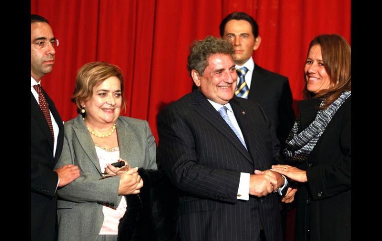 Ángeles Terrazo y Carlos Mouriño, padres de Juan Camilo, acudieron a la develación de la figura. EL UNIVERSAL  /