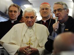 El jefe del Estado vaticano, Benedicto XVI, y el vocero de la Santa Sede, Federico Lombardi (derecha), a bordo del avión papal. AFP  /