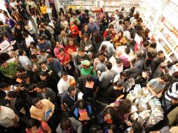 Ni los gentíos de la venta nocturna sirvieron para mejorar las ventas de algunos de los stands, según sus encargados. A. CAMACHO  /