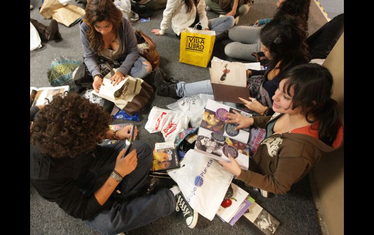 Chicos y grandes se divierten en los días de feria literaria. A. CAMACHO  /