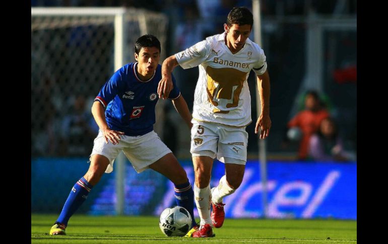 Gonzalo Pineda (izq.) marca a Israel Castro durante el partido de la jornada 3, que terminó en empate a tres. MEXSPORT  /