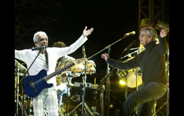 Gilberto Gil (izquierda) y Caetano Veloso interactuaron durante el concierto. E. PACHECO  /