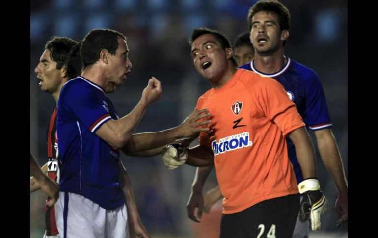 Gerardo Torrado discute con el portero rojinegro, Miguel Pinto. MEXSPORT  /