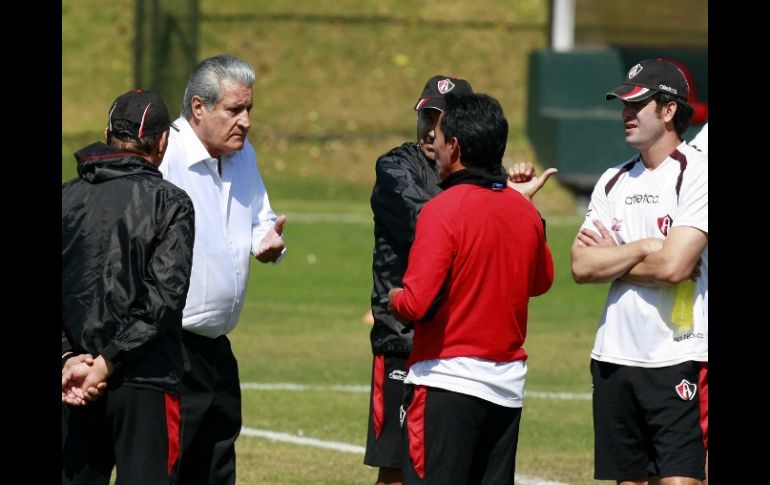 Rafael Lebrija conversa con Galindo después de haber visto a los jugadores con las playeras volteadas. MEXSPORT  /