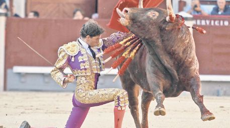 Arturo Saldívar inició de rodillas en el centro mismo del platillo citando de largo y con aguante jugándosela de verdad. EFE  /