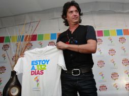 Saúl Hernández presumió una de las playeras que los organizadores entregaron a los artistas.S.NÚÑEZ  /