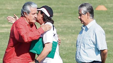 Rafael Lebrija (izq.) abraza y desea suerte al nuevo técnico rojinegro, Rubén Omar Romano. A. CAMACHO  /