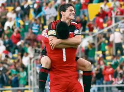 El capitán mexicano, Antonio Briseño, festeja con el arquero Richard Sánchez. MEXSPORT  /