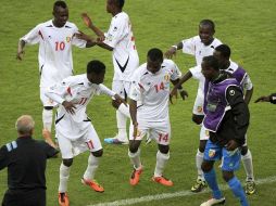 Los jugadores del Congo bailan luego de anotar el gol que les daba la clasificación. MEXSPORT  /