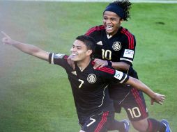 Pablo Barrera y Giovani dos Santos celebrando durante la final de Copa Oro 2011. MEXSPORT  /
