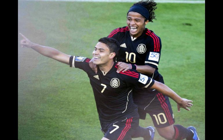 Pablo Barrera y Giovani dos Santos celebrando durante la final de Copa Oro 2011. MEXSPORT  /