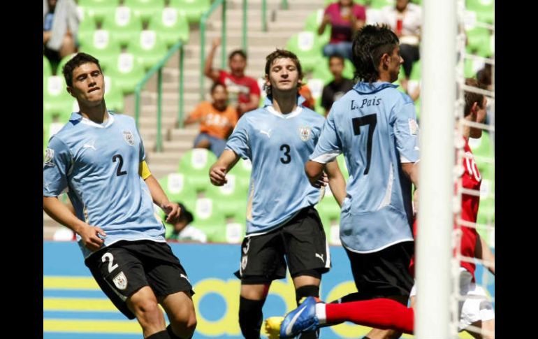 Jugadores de Uruguay durante el juego contra Inglaterra. MEXSPORT  /