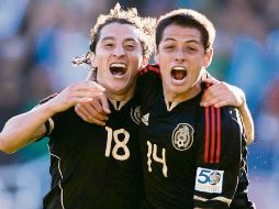 Andrés Guardado y Javier Hernández festejan un gol en la final de la Copa Oro, el sábado pasado. MEXSPORT  /
