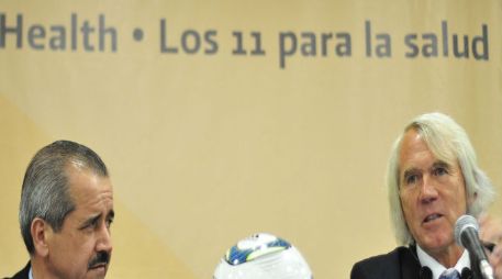 Jiri Dvorak defiende ante la prensa a los jugadores analizados. EFE  /