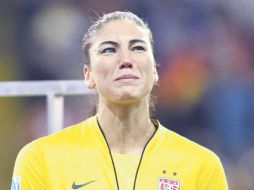 La portera de Estados Unidos, Hope Solo, aguanta el llanto al momento de recibir el Balón de Bronce. EFE  /