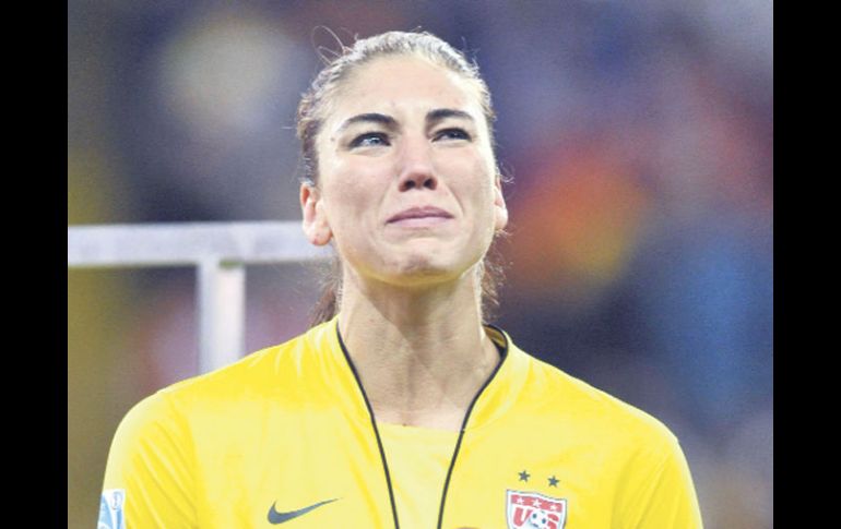 La portera de Estados Unidos, Hope Solo, aguanta el llanto al momento de recibir el Balón de Bronce. EFE  /