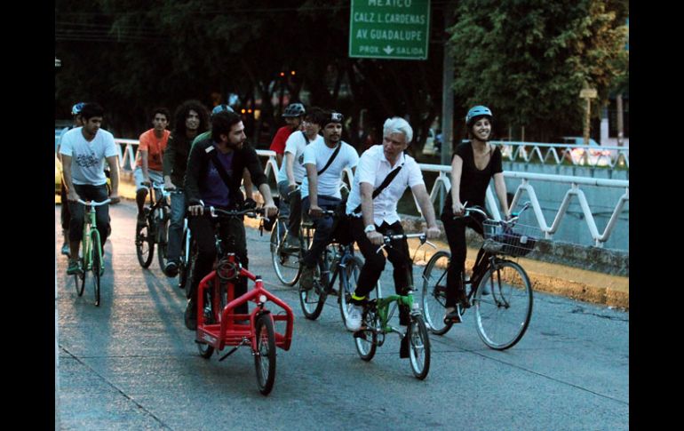 Decenas de ciclistas participaron ayer en el paseo para recibir al artista David Byrne. E. BARRERA  /