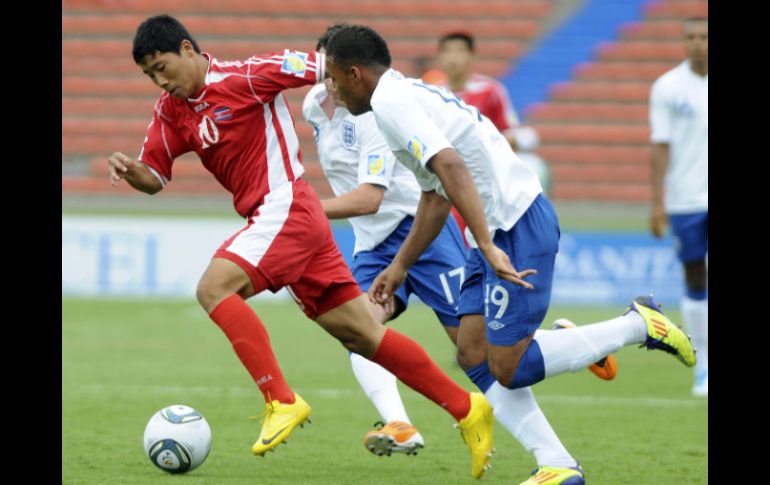 La estrella del equipo asiatico (I) asegura que es solo el comienzo de su carrera fubolística. AP  /