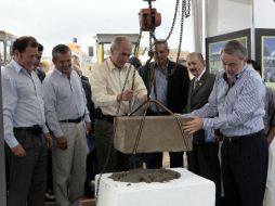 Francisco Mayorga (izquierda) y Emilio González colocaron la primera piedra de la Ciudad Agropecuaria de Jalisco. A. HINOJOSA  /