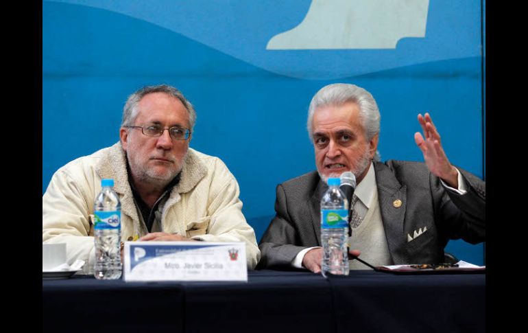 El poeta Javier Sicilia y el ingeniero José Manuel Jurado Parres, director de la preparatoria 5  /