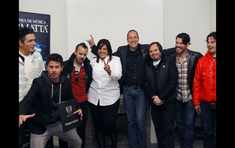 Gabriela Valencia (centro), presidenta del Consejo Nacional de la Academia de la música Fermatta, en compañía de los grupos. NTX  /