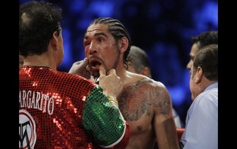 Momentos en que se determina parar la pelea a Antonio Margarito por la inflación en su ojo derecho. AP  /