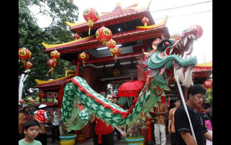 En los días previos las personas limpian sus casas de la suciedad y malos espíritus y  las decoran con adornos de dragones. EFE  /