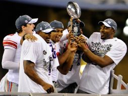 Los jugadores de los Gigantes sostienen el trofeo Vince Lombardi tras vencer ante los Patriots. EFE  /