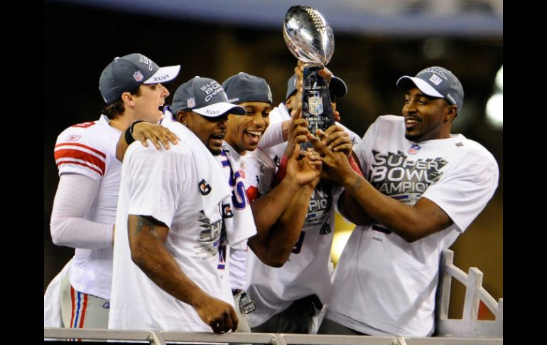 Los jugadores de los Gigantes sostienen el trofeo Vince Lombardi tras vencer ante los Patriots. EFE  /