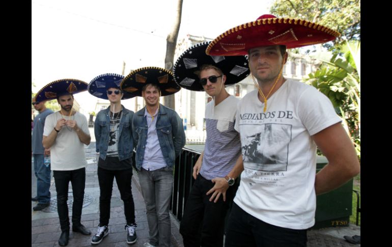 Los integrantes lucieron sombreros de charro mientras recorrían las calles de Guadalajara.  /