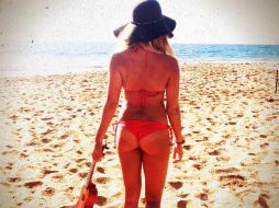 A sus 26 años, la actriz aparece de espaldas en un diminuto bikini en color naranja. IMAGEN TOMADA DE TWITTER @ashleytisdale  /