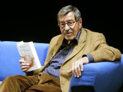 Günter Grass, en una de sus últimas conferencias de prensa, sostiene un ejemplar de su libro ''Pelando la cebolla'', REUTERS  /