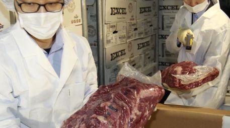 Oficiales surcoreanos inspeccionan carne de vacuno importada de Estados Unidos en Yongín, Corea del sur. EFE  /