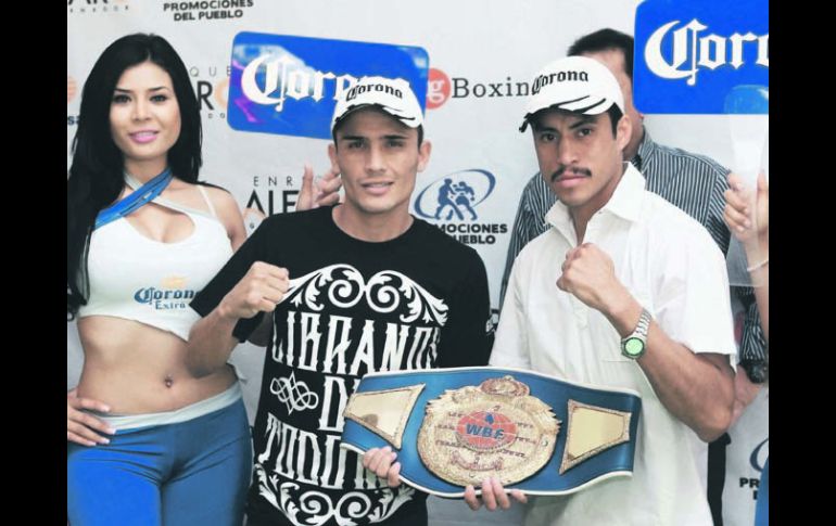 Juan José “Goofy” Montes (izq.) y Víctor “Nene” Zaleta subirán este sábado al ring para medirse en el Coliseo Olímpico de la UdeG.  /