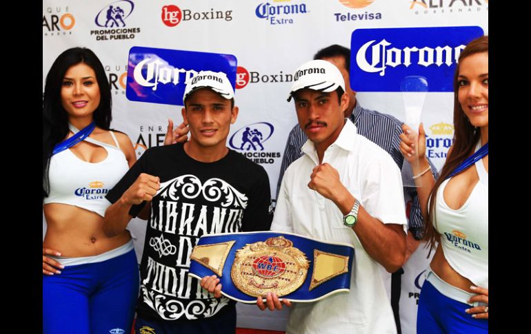 'Goofy' Montes y 'Nene' Zaleta posan previo a la ceremonia de pesaje.  /