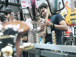 COMO EN JUGUETERÍA. Por placer o por curiosidad, los jóvenes convirtieron a los stands que exhibían instrumentos en los más concurridos  /