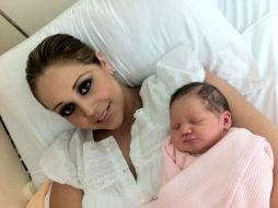 ''Bienvenida mi princesita Valentina :) Te amamos hermosa!'', escribe en sus fotos de Twitter la famosa cantante. ESPECIAL  /