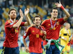 Los jugadores de España, (de izq a der) Xabi Alonso, Jordi Alba y Sergio Busquets, celebran tras ganar la Euro. ARCHIVO  /