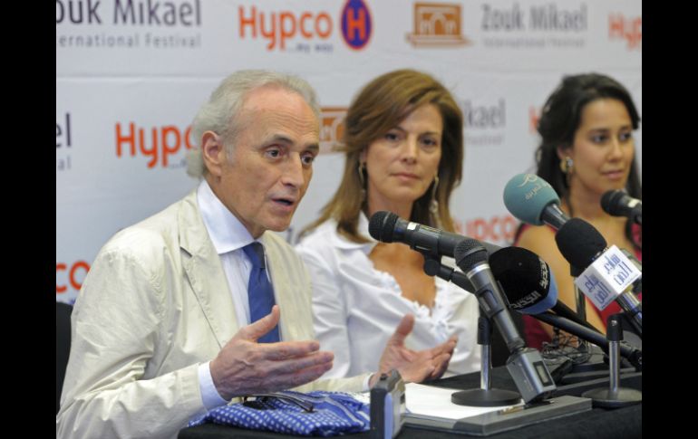 El tenor español José Carreras (i) comparece ante los medios en Beirut, Líbano. EFE  /