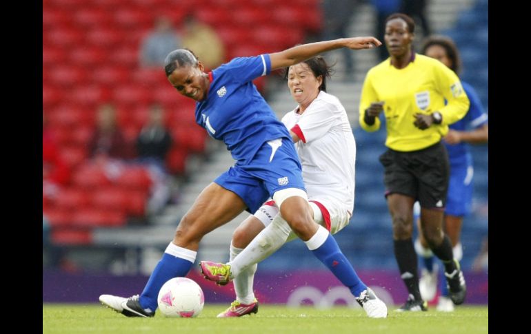 La francesa Marie-Laure Delie (I) compite por el balón con la norcoreana Ri Ye Gyong. REUTERS  /