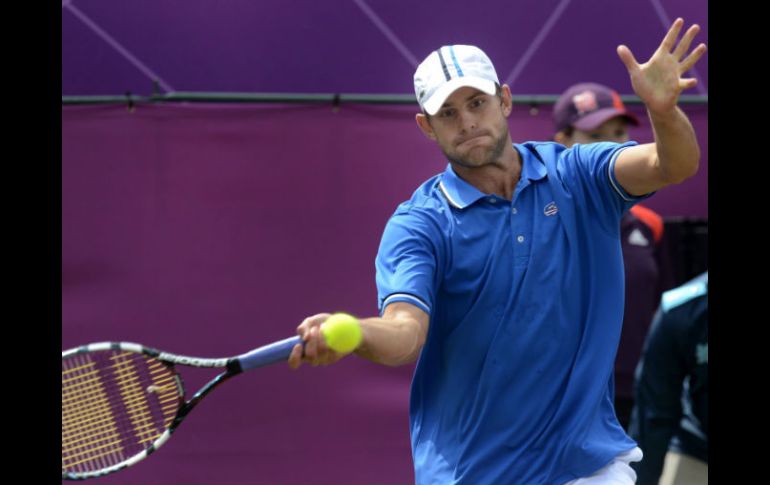 El estadounidense devuelve una bola en su debut en estos Juegos Olímpicos. EFE  /