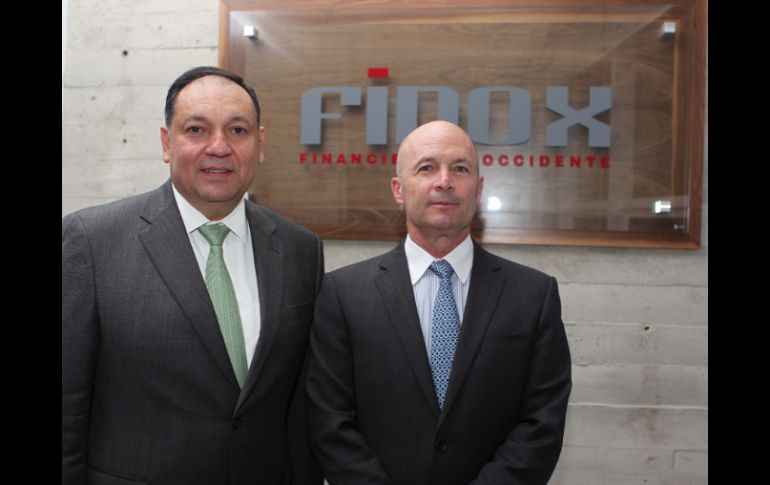 Lic. Rodrigo Sánchez (d), director de Fira, en la inauguración de nuevas oficinas de Finox, sefol que busca convertirse en banco.  /