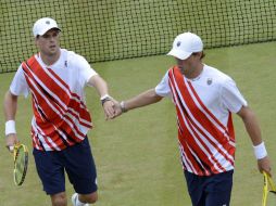 Los hermanos Bryan esperan en la final al ganador de Ferrer-López contra Tsonga-Llodra. EFE  /